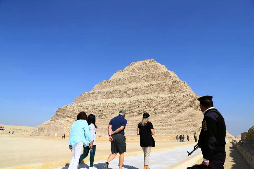 Ai Cập ngày 5/3/2020 đã mở cửa trở lại Kim tự tháp bậc thang Djoser, công trình kiến trúc bằng đá đầu tiên trong lịch sử và là Kim tự tháp cổ xưa nhất trên thế giới, sau 14 năm trùng tu với kinh phí 104 triệu bảng Ai Cập (khoảng 6,6 triệu USD). Kim tự tháp bậc thang Djoser nằm ở khu vực khảo cổ Saqqara, phía Nam thủ đô Cairo, được xây dựng 4.700 năm trước dưới thời Pharaoh Djoser, một trong những vị vua thuộc vương triều thứ 3 của Ai Cập cổ đại. (Nguồn: THX/TTXVN)