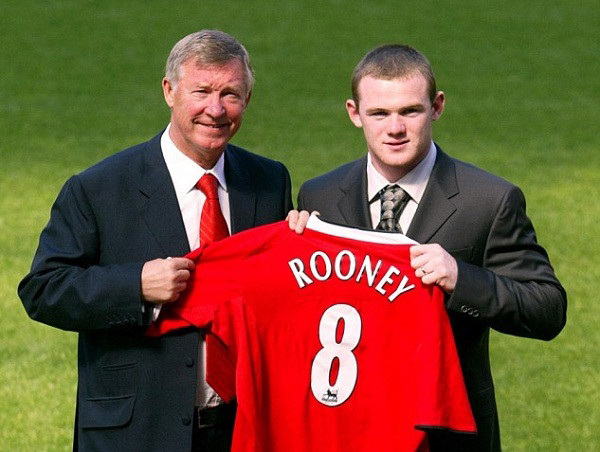 Rooney và Sir Alex Ferguson khi Rooney về với Manchester United trong trị giá hợp đồng 30 triệu bảng khi anh mới 18 tuổi. Ảnh: AFP