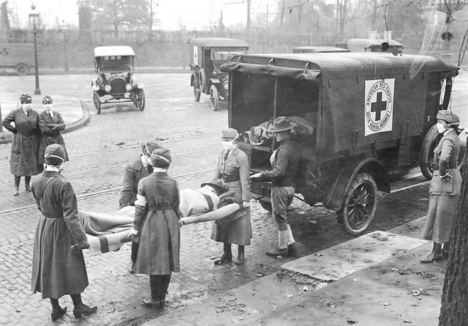 Công nhân Hội Chữ thập đỏ Hoa Kỳ tập kết nạn nhân của cúm Tây Ban Nha 1918 ở St. Louis, thành phố lớn ở Missouri, dọc theo sông Mississippi, Hoa Kỳ.