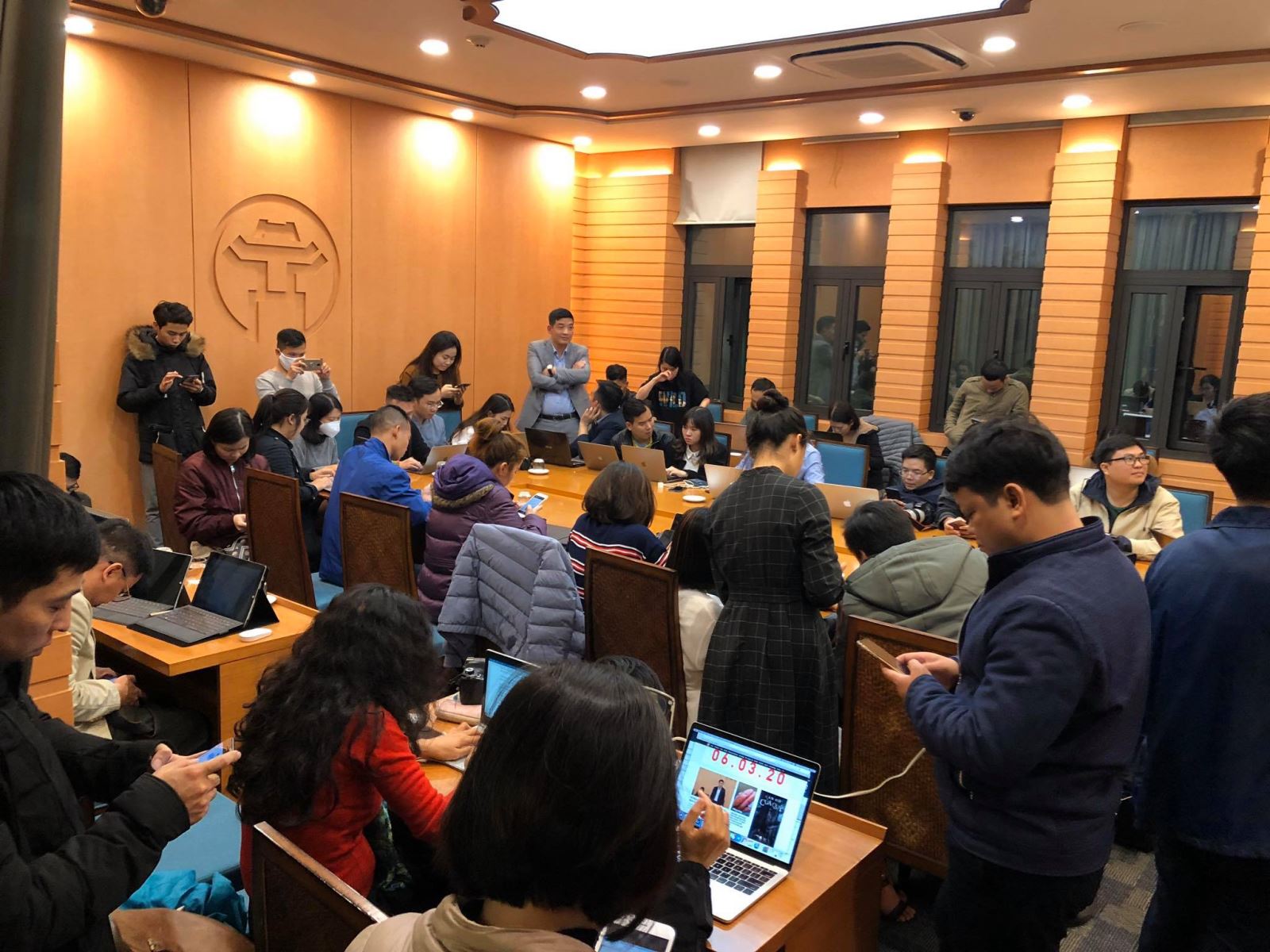 Các phóng viên tác nghiệp trong đêm tại cuộc họp khẩn của UBND Thành phố Hà Nội.