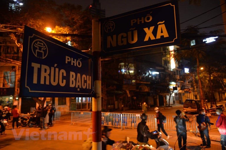 từ 21 giờ, phố Trúc Bạch-Châu Long (Hà Nội) bắt đầu bị lực lượng chức năng phong toả. (Ảnh: Sơn Bách/Vietnam+)
