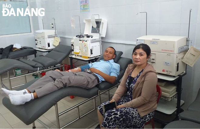 Anh Hùng hiến tiểu cầu nhóm máu AB cho một bệnh nhân chuẩn bị phẫu thuật do vỡ van hai lá tại Bệnh viện Đà Nẵng. Ảnh: Đ.H.L