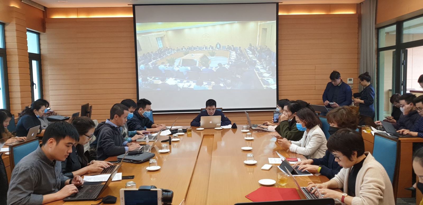 Cuộc họp UBND thành phố Hà Nội sáng 7-3 thu hút nhiều phóng viên báo chí quan tâm.