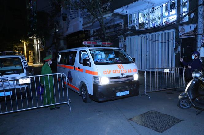 Lực lượng y tế tại khu vực phong tỏa trên phố Trúc Bạch, nơi ở của bệnh nhân Covid-19 đầu tiên của Hà Nội (Ảnh chụp lúc 23h45, ngày 6-3-2020). Ảnh: Lâm Khánh/TTXVN