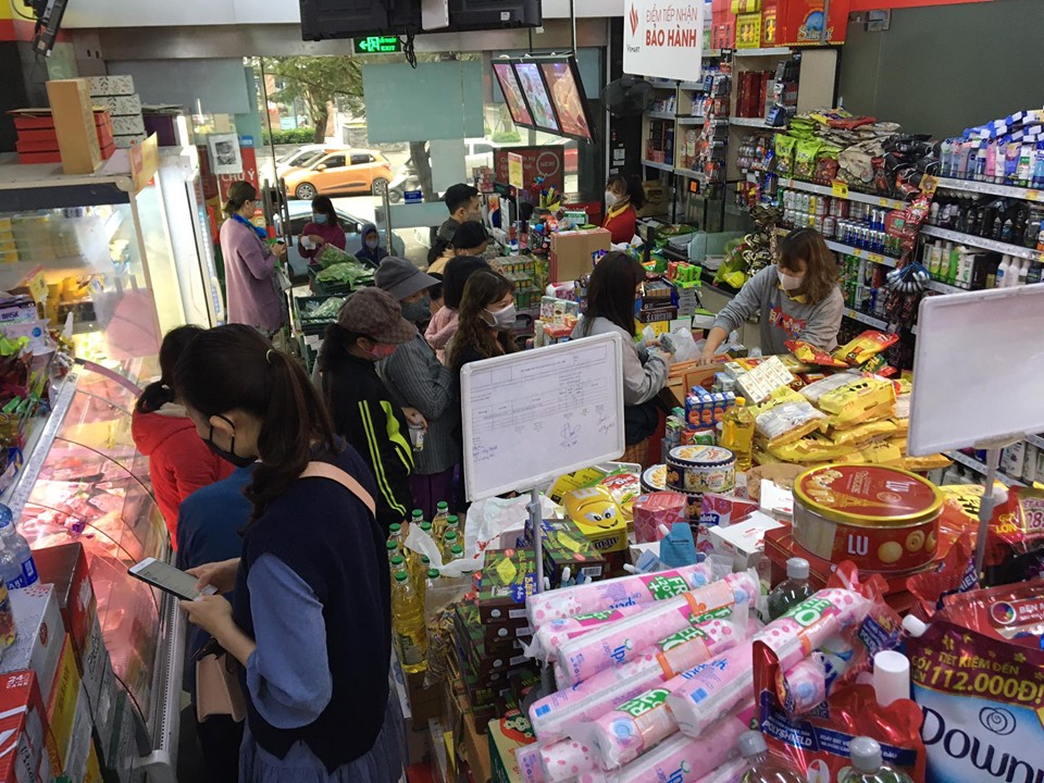 Lượng người mua hàng tại các cửa hàng tiện ích, siêu thị, chợ dân sinh tăng nhanh. Ảnh: Lê Vân.