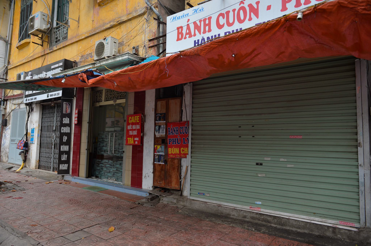 Phố Trúc Bạch có rất nhiều cửa hàng kinh doanh, giờ đây đã đóng cửa im ắng.