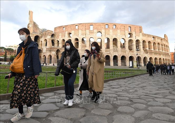 Người dân và du khách đeo khẩu trang phòng tránh lây nhiễm COVID-19 tại Rome, Italy, ngày 4/3. Ảnh: THX/TTXVN