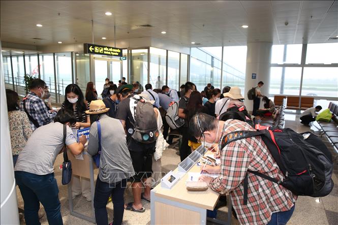 Khách quốc tế làm thủ tục khai báo y tế trước khi nhập cảnh tại cửa khẩu Sân bay quốc tế Nội Bài (Hà Nội), chiều 7/3. Ảnh: Dương 