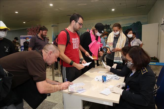 Khách quốc tế nhập cảnh vào Việt Nam làm thủ tục khai báo y tế tại cửa khẩu Sân bay quốc tế Nội Bài (Hà Nội), chiều 7/3. Ảnh: Dương Giang/TTXVN