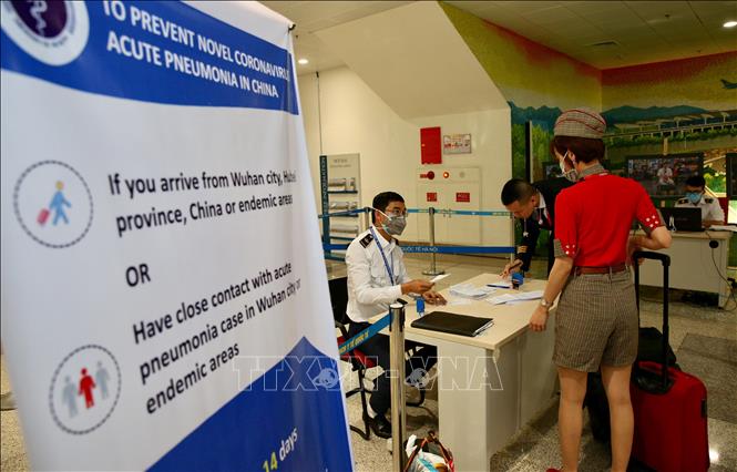 Phi hành đoàn và tiếp viên Hãng hàng không VietjetAir làm thủ tục khai báo y tế trước khi nhập cảnh tại cửa khẩu Sân bay quốc tế Nội Bài (Hà Nội), chiều 7/3. Ảnh: Dương Giang/TTXVN