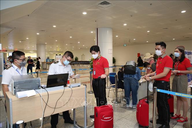 Phi hành đoàn và tiếp viên Hãng hàng không VietjetAir làm thủ tục kiểm tra y tế tại cửa khẩu Sân bay quốc tế Nội Bài (Hà Nội), chiều 7/3. Ảnh: Dương Giang/TTXVN