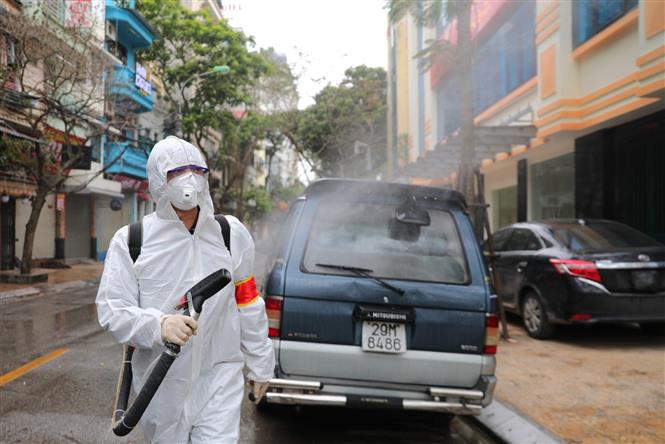  Lực lượng Binh chủng Hóa học triển khai phun thuốc tiêu độc khử trùng các nhà dân trên phố Trúc Bạch, nơi có nhà của bệnh nhân mắc COVID-19. Ảnh: Thành Đạt/TTXVN