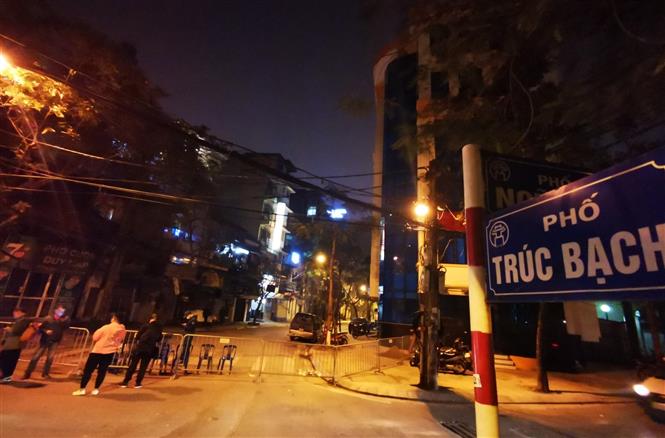  Đoạn phố Trúc Bạch, quận Ba Đình - nơi có nhà riêng của đối tượng mắc COVID-19 được phong toả cách ly từ tối 6/3. Ảnh: Thành Đạt /TTXVN