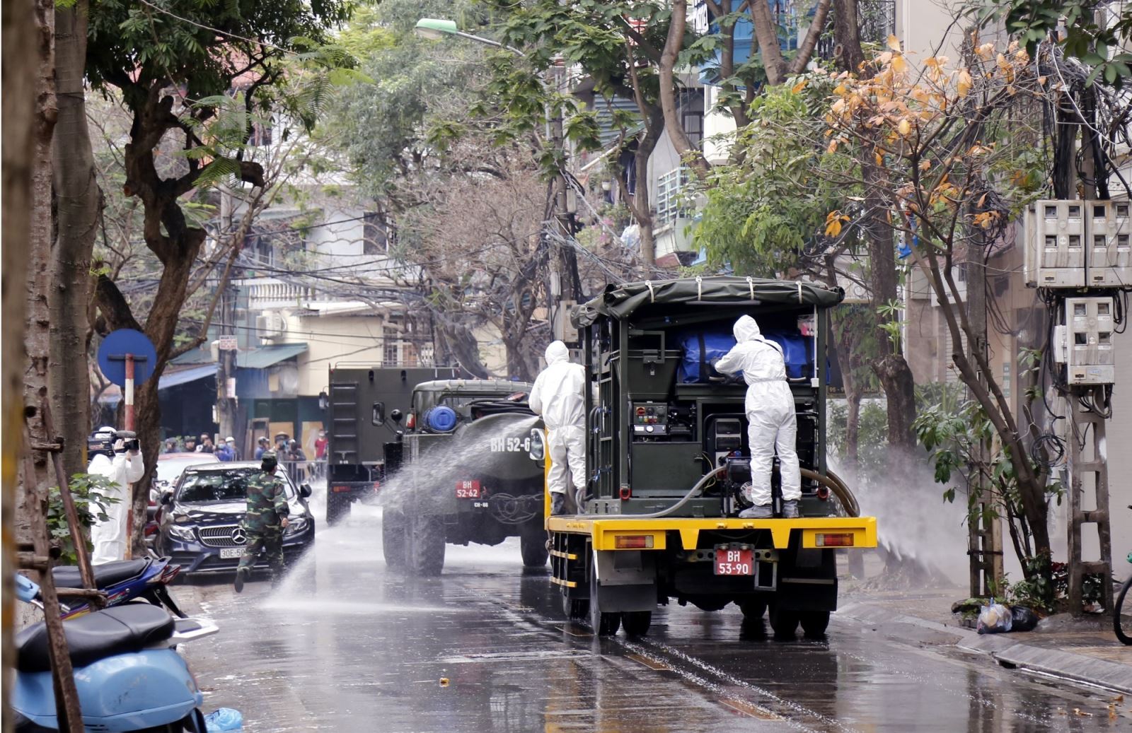 Lực lượng bộ đội hóa học phun hóa chất tiêu tẩy khu vực phố Trúc Bạch, quận Ba Đình, nơi có nhà của bệnh nhân mắc COVID-19. Ảnh: Dương Giang - TTXVN