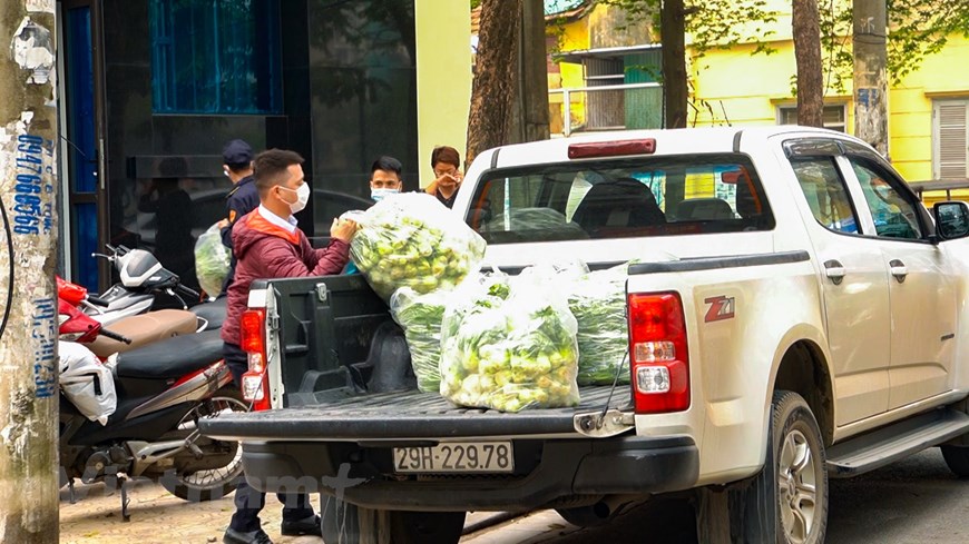 Xe chở rau, củ thực phẩm đến phục vụ cho người dân khu vực cách ly đều sẽ mang vào để khử trùng trước. (Ảnh: Minh Hiếu/Vietnam+)