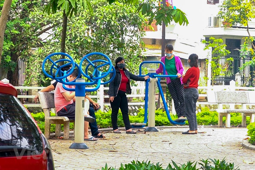 Người dân sinh hoạt tại khuôn viên tập thể dục ngã tư Trúc Bạch-Ngũ Xã. (Ảnh: Minh Hiếu/Vietnam+)