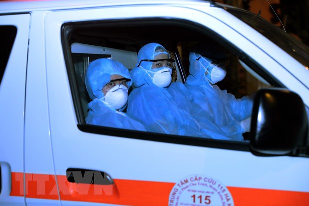 Lực lượng y tế tại khu vực phong tỏa trên phố Trúc Bạch, nơi ở của bệnh nhân COVID-19 đầu tiên của Hà Nội (Ảnh chụp lúc 23 giờ 45, ngày 6/3/2020). (Ảnh: Lâm Khánh/TTXVN)
