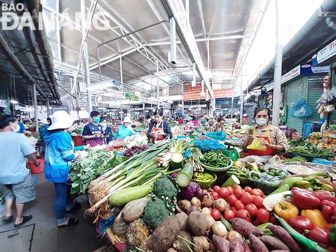 Tại chợ Đống Đa, một trong những chợ dân sinh lớn nhất của thành phố Đà Nẵng, mọi hoạt động mua bán trong sáng 9-3 diễn ra bình thường. Ảnh: KHÁNH HÒA