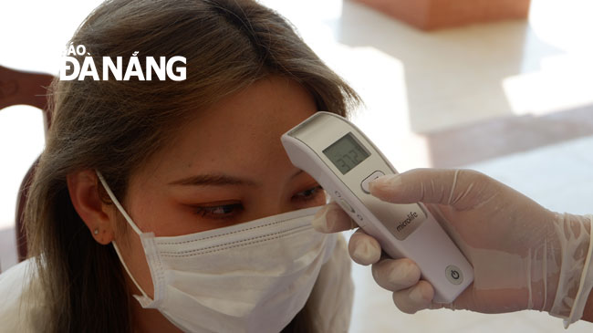 During their 14-day quarantine period at the Dong Nghe Training Centre, the returnees have their body temperatures measured 2 times every day.