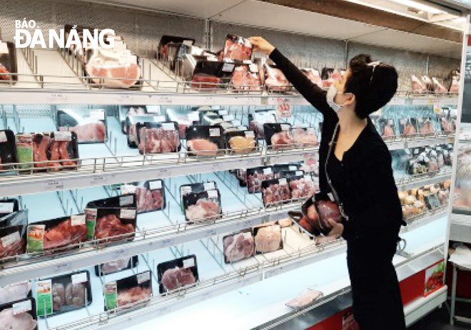 Tại các siêu thị, nguồn thịt heo tươi và đông lạnh vẫn được nhập về thường xuyên. TRONG ẢNH: Người dân mua thịt tại siêu thị Big C.        Ảnh: HOÀNG LINH