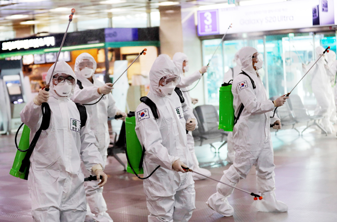 Giới chức Hàn Quốc ghi nhận số ca nhiễm mới giảm ở mức thấp nhất trong 2 tuần qua. TRONG ẢNH: Công tác khử trùng tiếp tục được thực hiện ở thành phố Daegu, Hàn Quốc.  							             Ảnh: Reuters