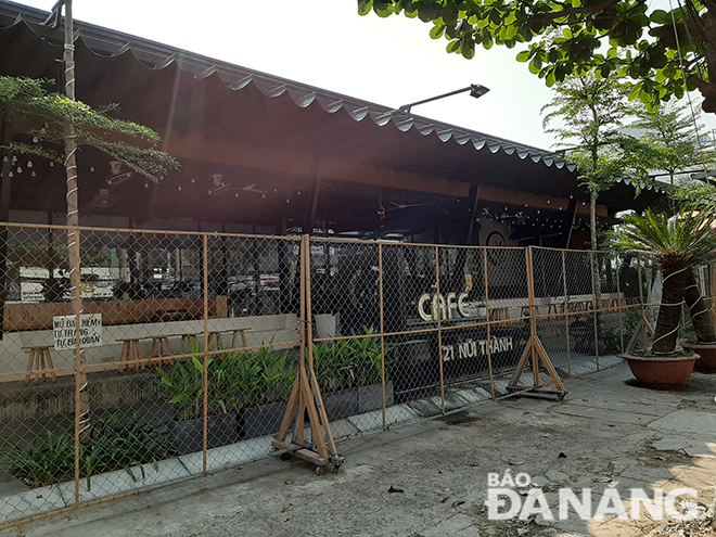 Một quán cà phê lớn trên đường Núi Thành (quận Hải Châu) đã bắt đầu đóng cửa từ sáng 10-3 để hạn chế tình trạng tụ tập đông người. Ảnh: KHÁNH HÒA