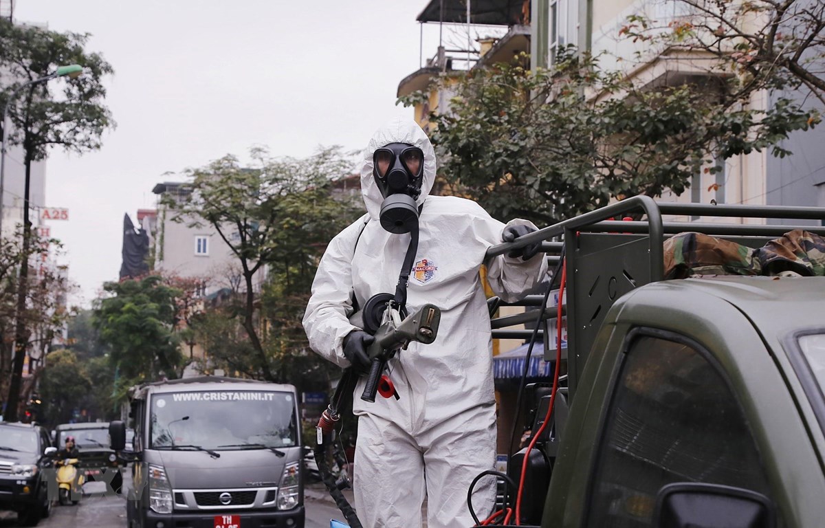 Trong ảnh: Lực lượng bộ đội hóa học triển khai phun hóa chất tiêu tẩy khu vực phố Châu Long, quận Ba Đình. (Ảnh: Dương Giang/TTXVN)