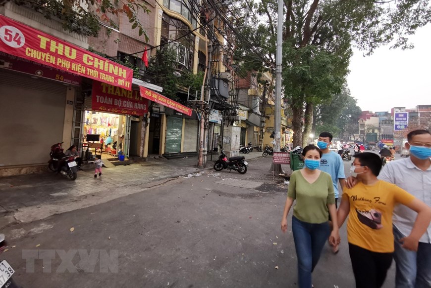 Đóng cửa, thanh lý trả cửa hàng là điều dễ nhận thấy nhất trên các tuyến phố buôn bán của Hà Nội. (Ảnh: Thành Đạt/TTXVN)