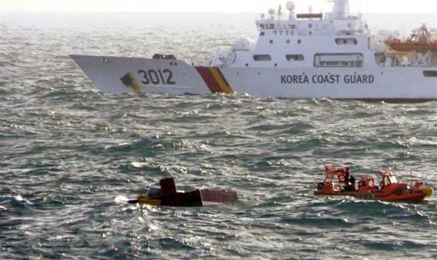 Lực lượng bảo vệ bờ biển Hàn Quốc (KCG) tìm kiếm nạn nhân trong vụ cháy tàu cá có thuyền viên Việt Nam tại khu vực gần đảo Jeju (Hàn Quốc). (Ảnh minh họa: YONHAP/TTXVN)