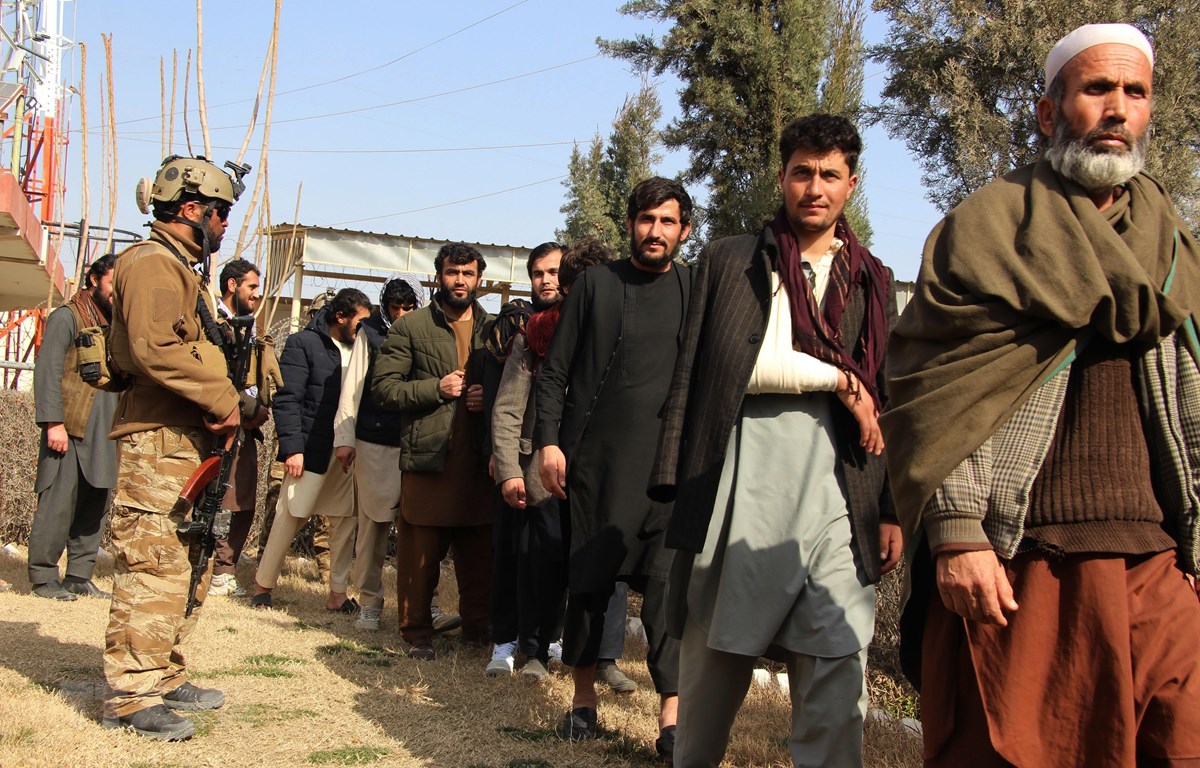 Binh sỹ Afghanistan áp giải các tay súng Taliban bị bắt giữ tại Kunduz, ngày 10-2. (Ảnh: THX/TTXVN)