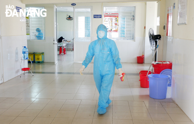 Các nhân viên y tế tuyến quận, huyện mang bảo hộ phòng, chống dịch để chăm sóc các trường hợp tiếp xúc gần với bệnh nhân nhiễm SARS-CoV-2. (Ảnh chụp tại Trung tâm Y tế Hải Châu)Ảnh: PHAN CHUNG