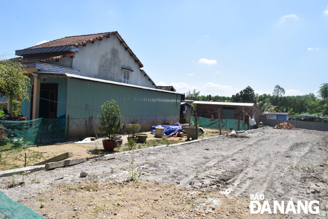 Nhiều hộ dân ở thôn Khương Mỹ, xã Hòa Phong không xây dựng được nhà ở vì nằm trong vùng quy hoạch các dự án chậm triển khai. Ảnh: HOÀNG HIỆP