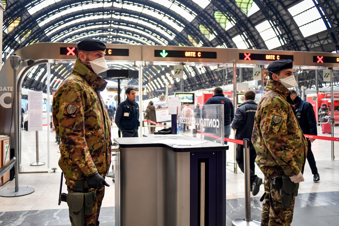 Các binh sĩ tuần tra ở cổng nhà ga tàu chính tại thành phố Milan của Ý. Ảnh: AP