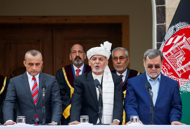 Tổng thống Ashraf Ghani (giữa) tuyên thệ nhậm chức cùng 2 Phó Tổng thống. Ảnh: Reuters