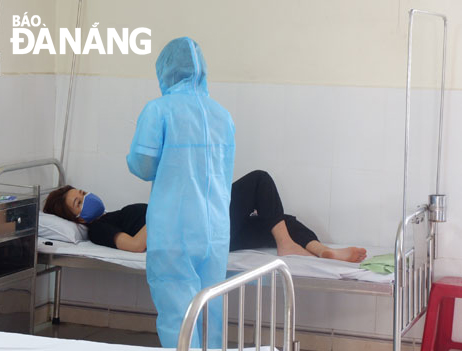 Một trường hợp tiếp xúc gần với 2 du khách nhiễm SARS-CoV-2 được theo dõi sức khỏe tại Trung tâm Y tế quận Hải Châu. Ảnh: PHAN CHUNG