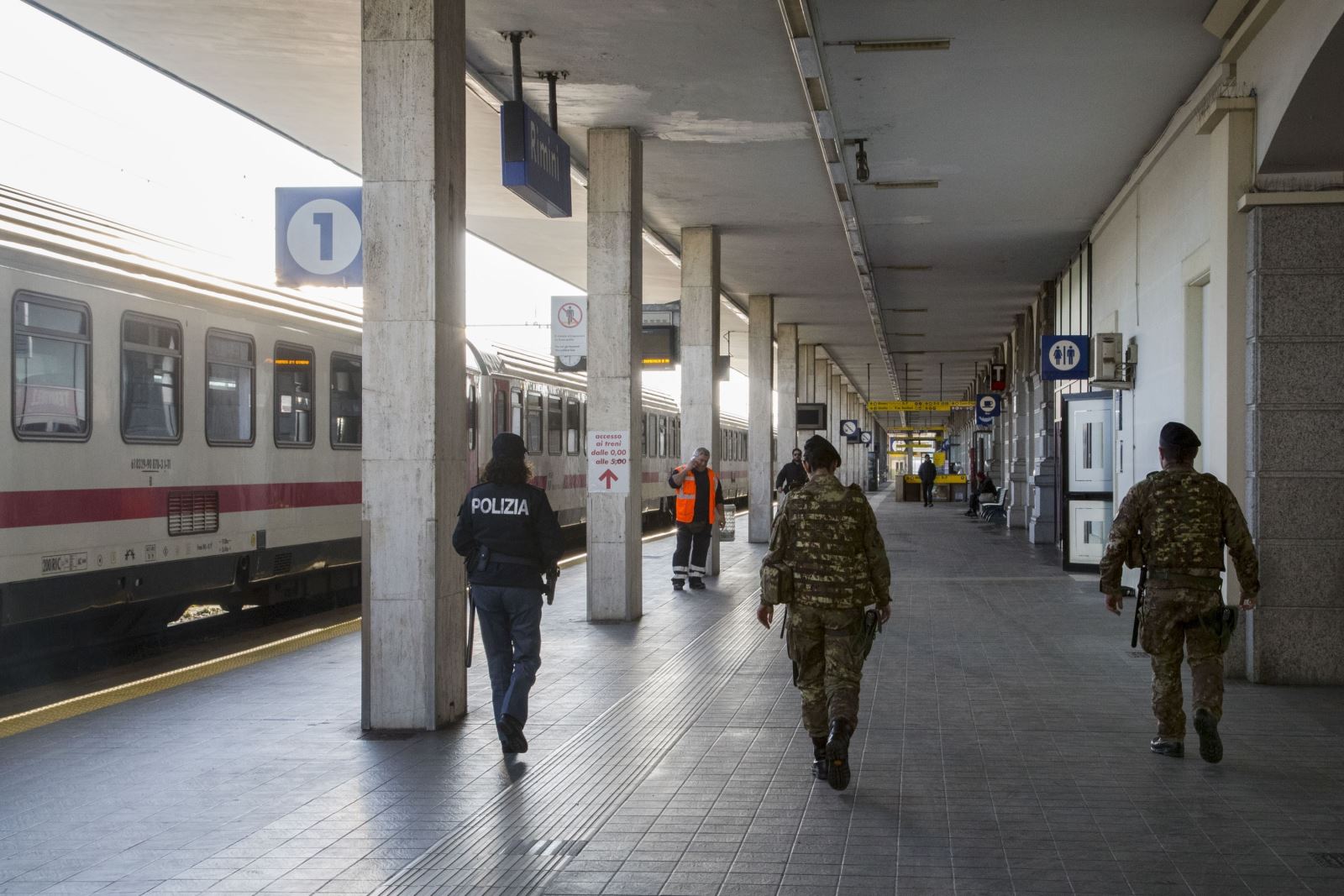 Cảnh sát và binh sĩ Italy tuần tra tại nhà ga đường sắt ở Rimini trong bối cảnh quốc gia này áp dụng lệnh phong tỏa trên toàn quốc nhằm ngăn chặn dịch Covid-19, ngày 8-3-2020. Ảnh: AFP/TTXVN