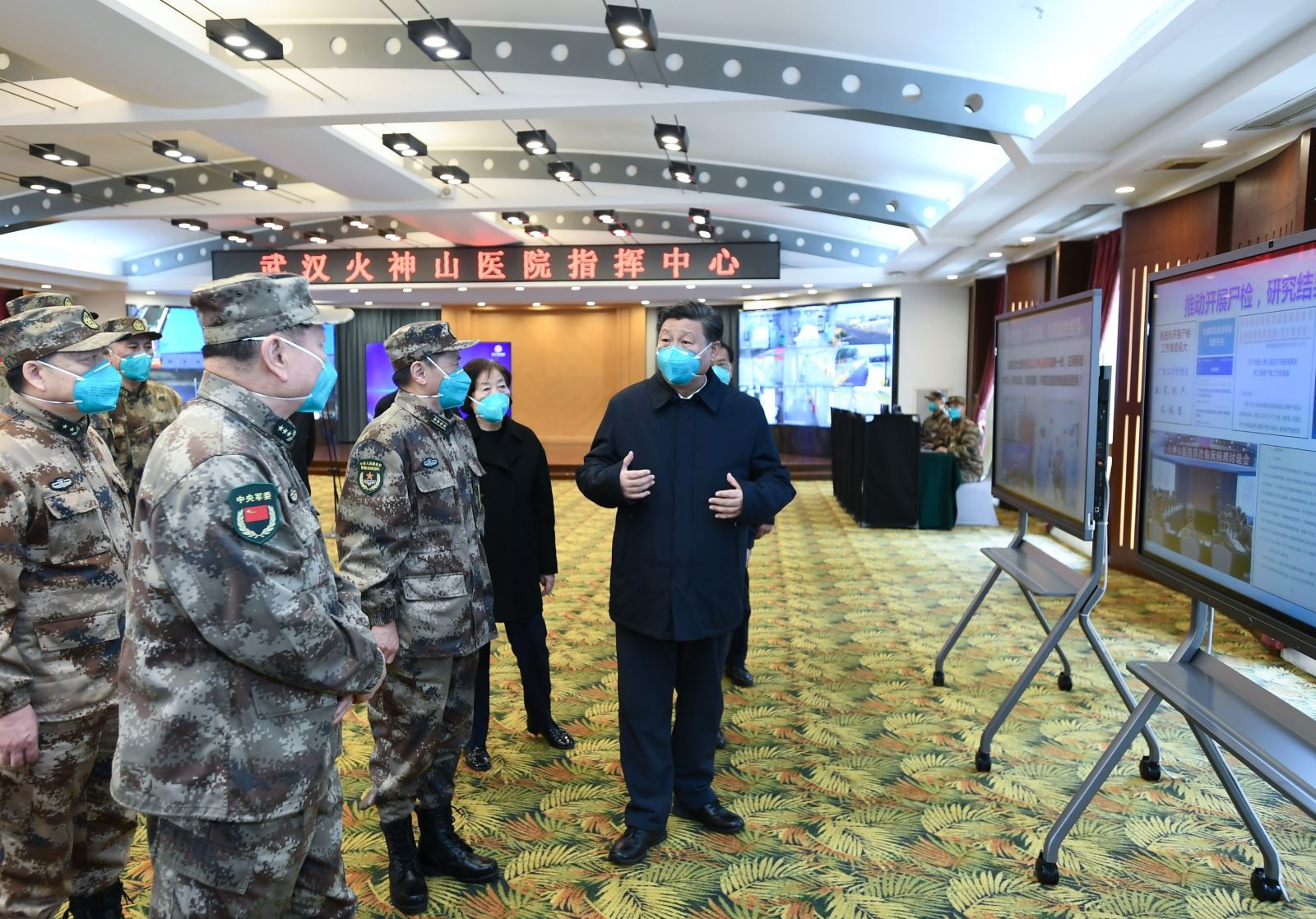Chủ tịch Trung Quốc Tập Cận Bình (phải) thăm bệnh viện dã chiến Hỏa Thần Sơn, nơi điều trị cho các bệnh nhân nhiễm Covid-19, ở Vũ Hán, tỉnh Hồ Bắc, Trung Quốc, ngày 10-3-2020. Ảnh: THX/ TTXVN