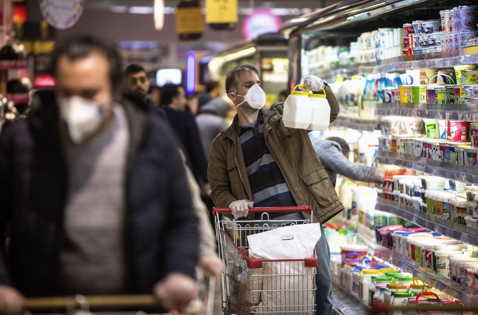 Người dân đeo khẩu trang để phòng tránh lây nhiễm Covid-19 tại siêu thị ở Tehran, Iran, ngày 5-3-2020. Ảnh: THX/ TTXVN