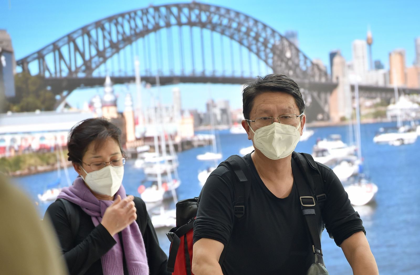 Hành khách đeo khẩu trang phòng lây nhiễm Covid-19 tại sân bay Sydney, Australia ngày 23-1-2020. Ảnh: AFP/TTXVN