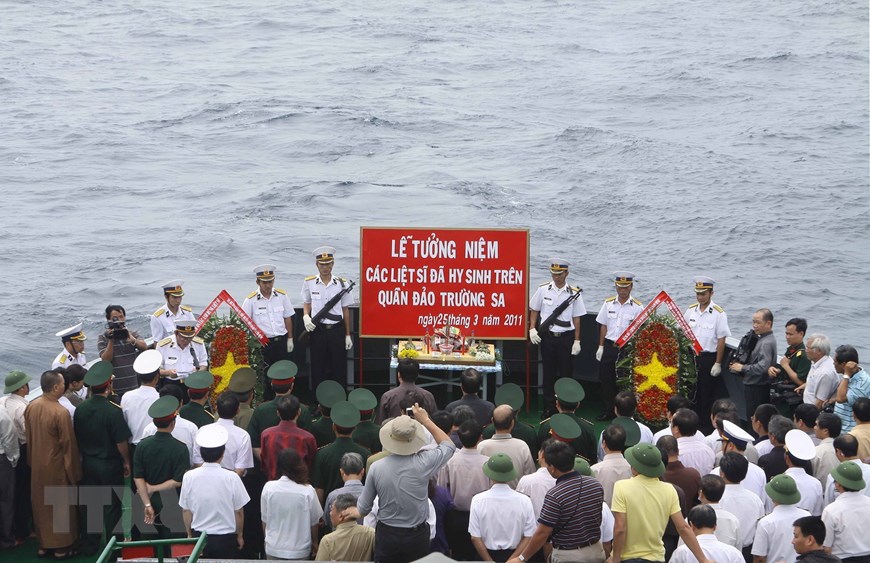 Ngày 25-6-2011, tại vùng biển khu vực đảo Len Đao và Gạc Ma (Quần đảo Trường Sa), cán bộ chiến sỹ tàu HQ 957 tổ chức lễ tưởng niệm các liệt sỹ đã hy sinh để bảo vệ chủ quyền Tổ quốc trong trận chiến đấu năm 1988. (Ảnh: Thanh Vũ/TTXVN)