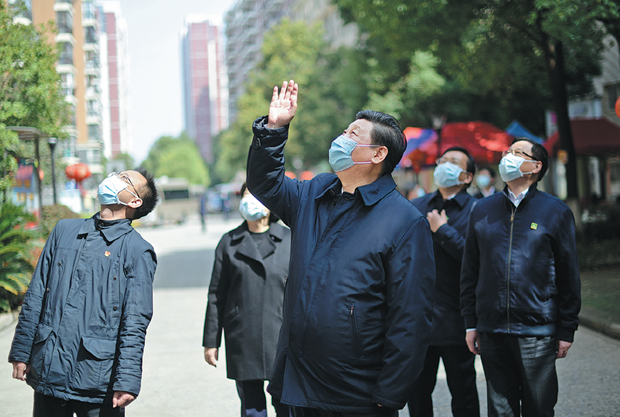 Chủ tịch Trung Quốc Tập Cận Bình thăm hỏi người dân khi tới thăm thành phố Vũ Hán ngày 10/3 (Nguồn: THX)