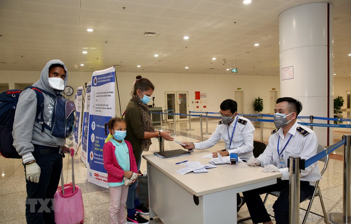 Hành khách làm thủ tục khai báo y tế trước khi nhập cảnh vào Việt Nam tại cửa khẩu Sân bay quốc tế Nội Bài (Hà Nội), chiều 7-3. (Ảnh: Dương Giang/TTXVN)