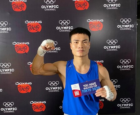 Nguyen Van Duong poses with his 'Olympic ticket' earned at the Asia/Oceania Olympic boxing qualifying tournament in Jordan (Photo: VNA)