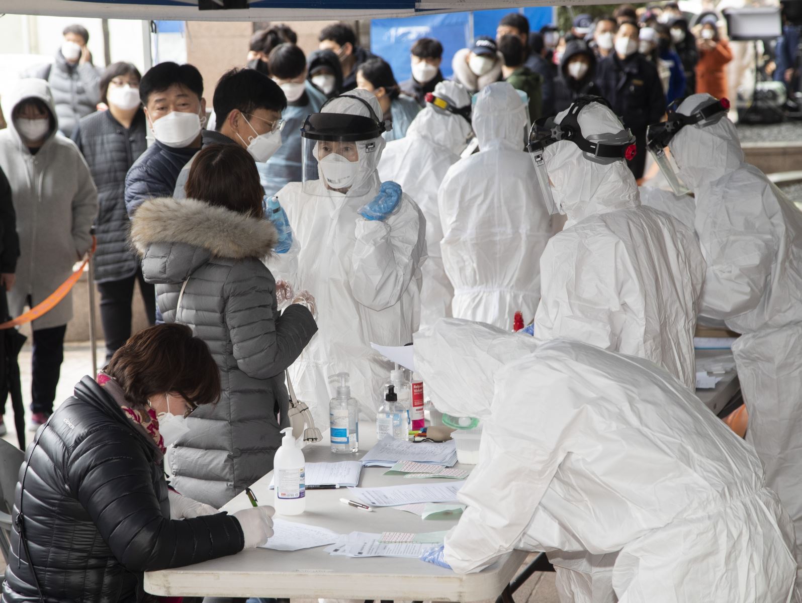 Bệnh nhân xếp hàng chờ đăng ký lấy mẫu xét nghiệm COVID-19 tại Seoul, Hàn Quốc ngày 10/3/2020. Ảnh: THX/TTXVN