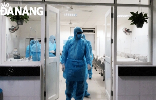 Medical staff of the Da Nang General Hospital wearing protective clothing when they come in contact with suspected patients in quarantine site