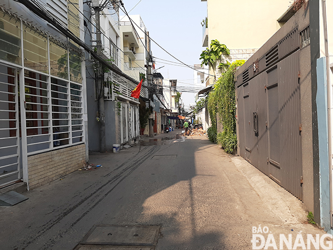 Kiệt 408 (đường Hòa Diệu, quận Hải Châu), nơi sinh sống của bệnh nhân thứ 3 dương tính với SAR-CoV-2 tại Đà Nẵng) sáng nay không còn cảnh người, xe qua lại tấp nập như trước. Ảnh: KHÁNH HÒA