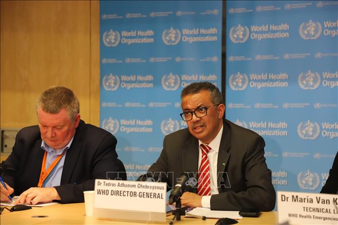 Tổng Giám đốc WHO Tedros Adhanom Ghebreyesus (phải) trong cuộc họp báo về dịch Covid-19 tại Geneva, Thụy Sĩ ngày 11-3/ Ảnh: THX/TTXVN