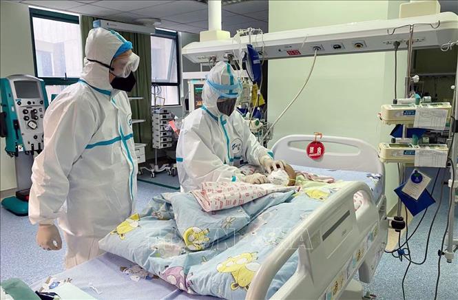 Nhân viên y tế điều trị cho bệnh nhân 14 tháng tuổi nhiễm Covid-19 tại bệnh viện nhi Vũ Hán, tỉnh Hồ Bắc, Trung Quốc ngày 6-2. Ảnh: THX/TTXVN