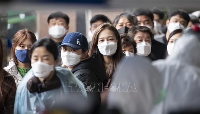 Người dân đeo khẩu trang phòng dịch Covid-19 tại quận Guro-gu, thủ đô Seoul, Hàn Quốc ngày 10-3. Ảnh: THX/TTXVN