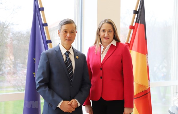 President of the State Parliament of Lower Saxony (Niedersachsen) of Germany Gabriele Andretta (R) and Ambassador Nguyen Minh Vu (Source: VNA)